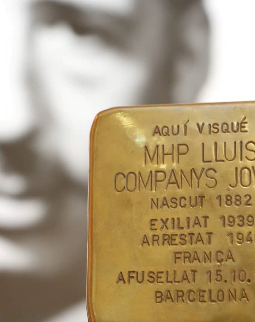 El projecte de memòria descentralitzat més gran d’Europa són les «Stolpersteine», creat per l’artista Gunter Demnig a Alemanya el 1996. On està ubicada la llamborda en record del president Lluís Companys?