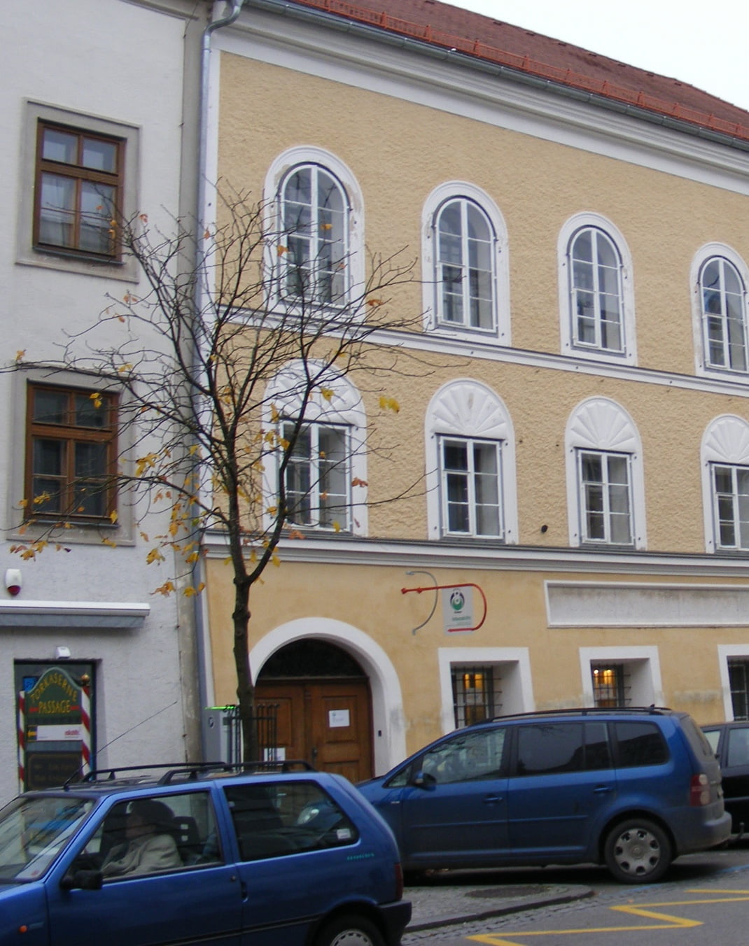 Actualment, arreu d’Europa es debat sobre què s’ha de fer amb aquells espais que poden convertir-se en llocs de reivindicació de règims autoritaris passats. En el cas de la casa on va néixer Adolf Hitler, què ha decidit fer el govern austríac?